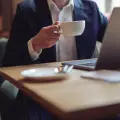 Cât costă cafeaua la birou: calculul lunar pentru o firmă cu 20 de angajați